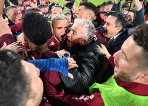 CFR Cluj, sărbătoare în stil mare alături de fani » Imaginile bucuriei din Gruia: fanii au rupt gardurile și au pătruns pe gazon