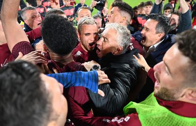 CFR Cluj, sărbătoare în stil mare alături de fani » Imaginile bucuriei din Gruia: fanii au rupt gardurile și au pătruns pe gazon