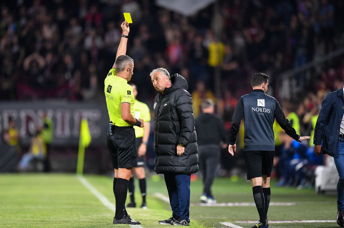 Ca un leu în cușcă » Dan Petrescu, un singur moment de liniște în derby-ul cu CSU Craiova! Cum a fost surprins pe bancă
