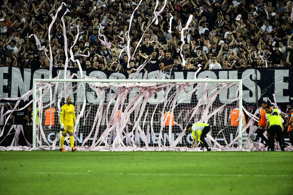 Dezastru la Bordeaux, retrogradată pe teren după 62 de ani! Poliția i-a oprit pe ultrași cu gaze lacrimogene și tunuri cu apă!