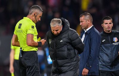 Ca un leu în cușcă » Dan Petrescu, un singur moment de liniște în derby-ul cu CSU Craiova! Cum a fost surprins pe bancă