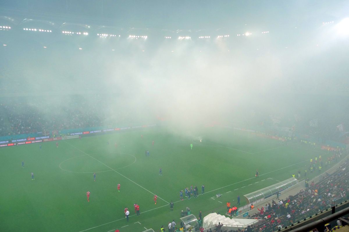 Peluza Sud a declanșat HAOSUL pe Arena Națională! „Bombardament” cu torțe spre fanii lui Dinamo: „O bucurie mare pentru oameni mici”