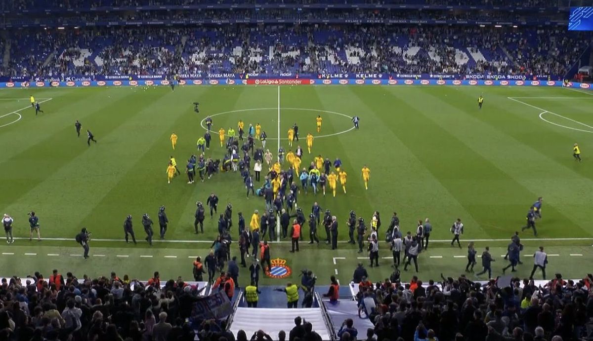 Scene incredibile în Catalunia, după ce Barcelona a devenit campioană » Ultrașii lui Espanyol au intrat pe teren și s-au dus glonț spre jucătorii trupei de pe Camp Nou