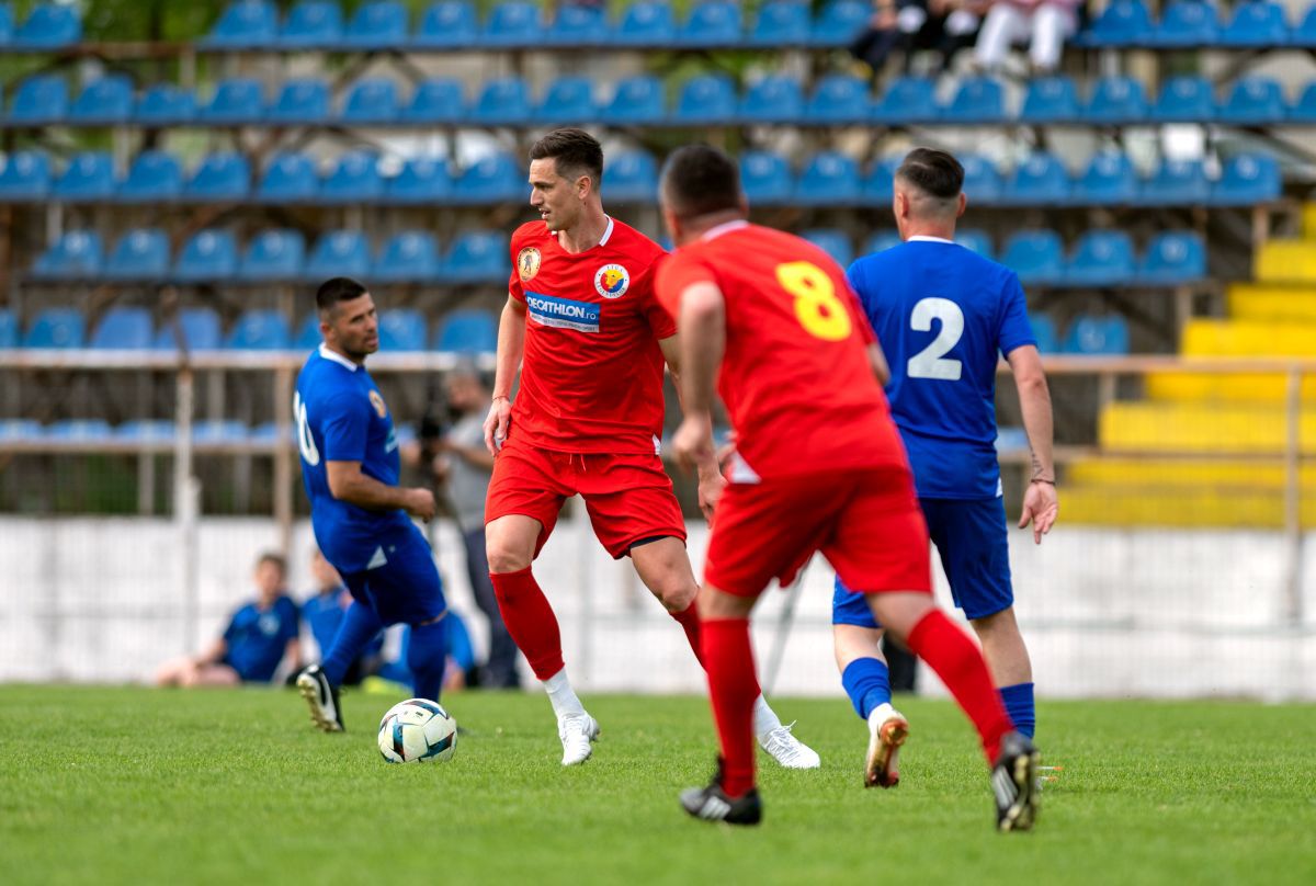 Șase goluri în meciul demonstrativ old-school de la Urziceni: Dan Petrescu, show cu foștii campioni ai Unirii și alte nume mari din fotbalul românesc