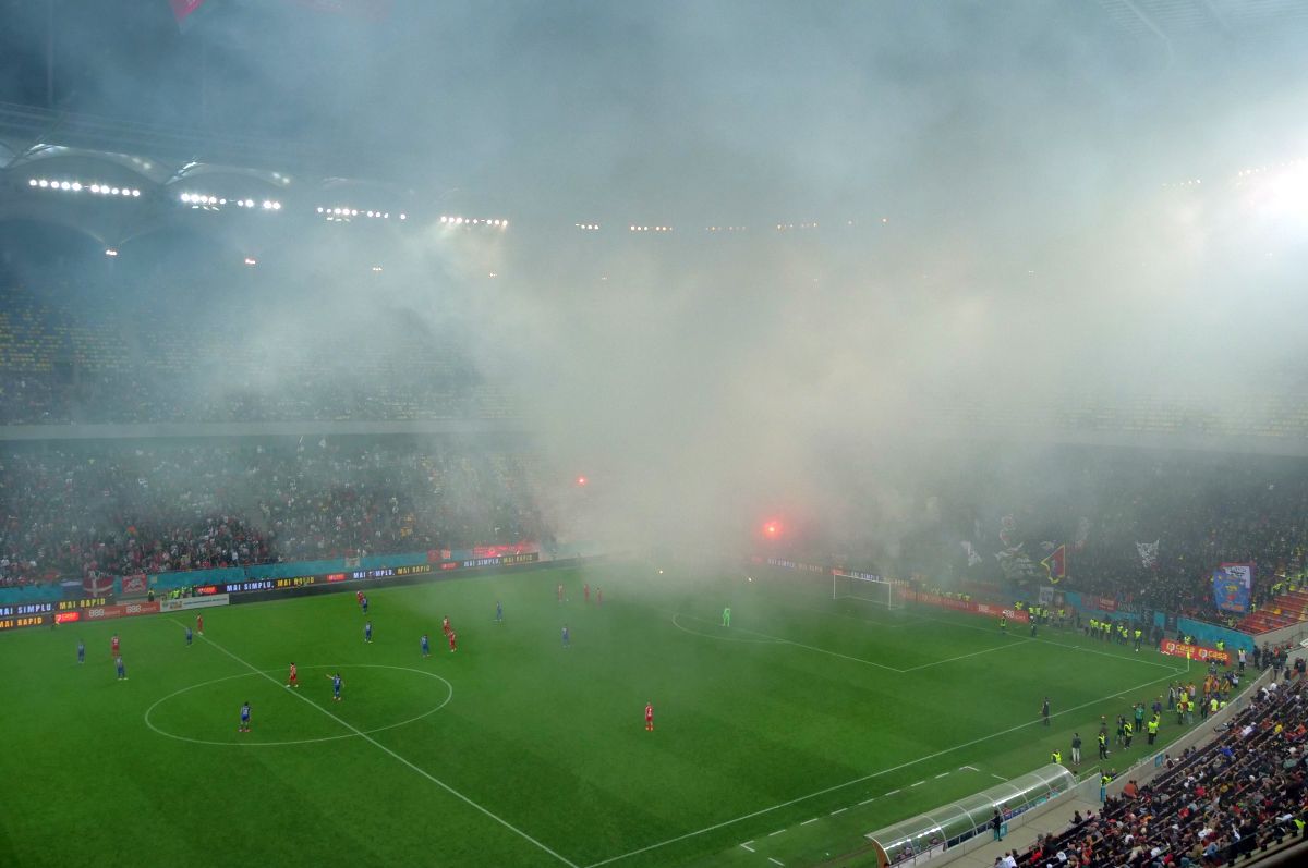 Peluza Sud a declanșat HAOSUL pe Arena Națională! „Bombardament” cu torțe spre fanii lui Dinamo: „O bucurie mare pentru oameni mici”