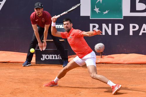 Novak Djokovic alunecând pe terenurile cu zgură de la Roma Foto Imago