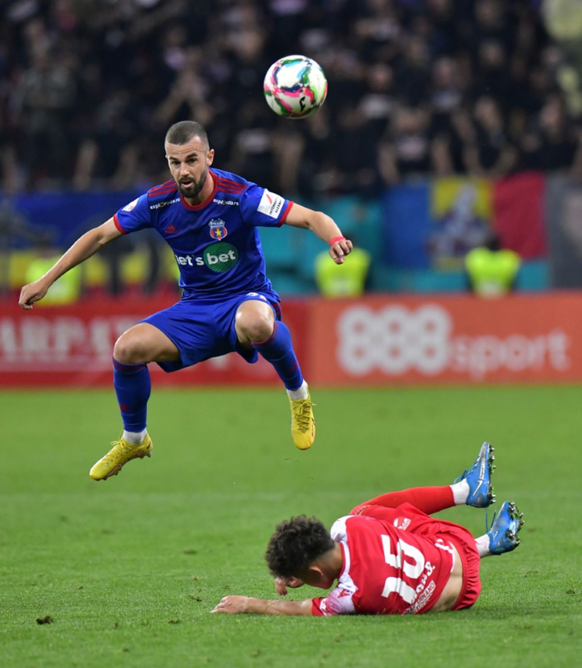 Jucătorii Stelei, băgați în „ședință” de suporteri după umilința cu Dinamo!