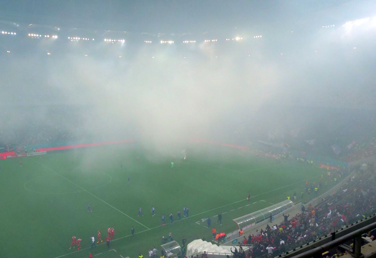 Peluza Sud a declanșat HAOSUL pe Arena Națională! „Bombardament” cu torțe spre fanii lui Dinamo: „O bucurie mare pentru oameni mici”