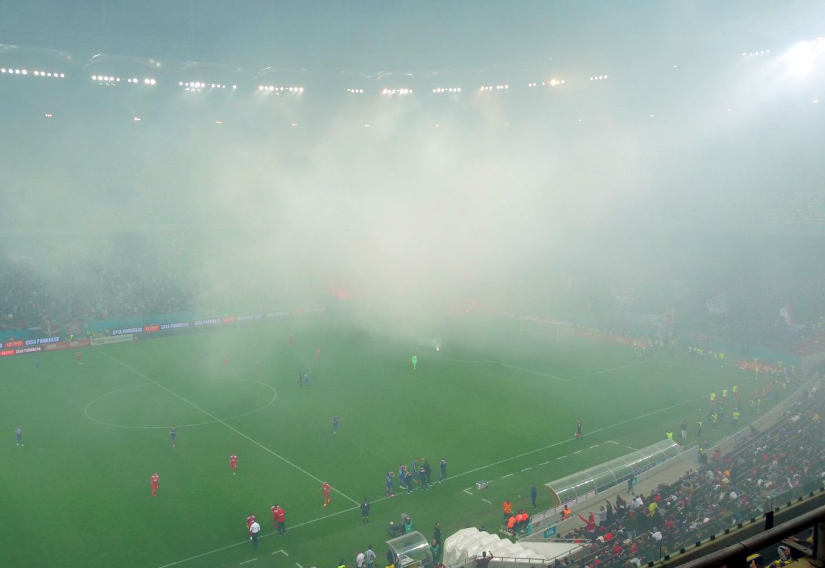 Peluza Sud a declanșat HAOSUL pe Arena Națională! „Bombardament” cu torțe spre fanii lui Dinamo: „O bucurie mare pentru oameni mici”