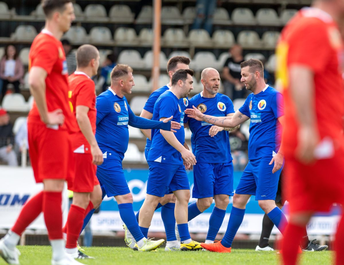 Șase goluri în meciul demonstrativ old-school de la Urziceni: Dan Petrescu, show cu foștii campioni ai Unirii și alte nume mari din fotbalul românesc