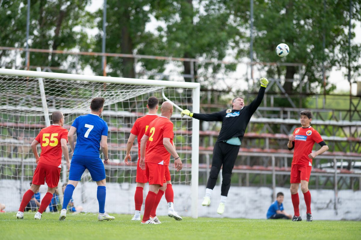 Șase goluri în meciul demonstrativ old-school de la Urziceni: Dan Petrescu, show cu foștii campioni ai Unirii și alte nume mari din fotbalul românesc