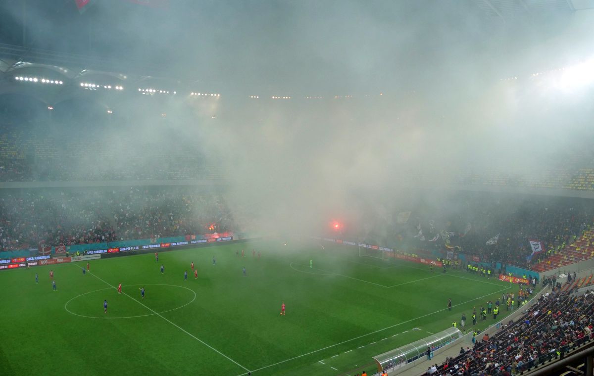 Peluza Sud a declanșat HAOSUL pe Arena Națională! „Bombardament” cu torțe spre fanii lui Dinamo: „O bucurie mare pentru oameni mici”