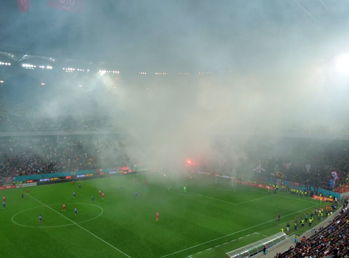 Peluza Sud a declanșat HAOSUL pe Arena Națională! „Bombardament” cu torțe spre fanii lui Dinamo: „O bucurie mare pentru oameni mici”