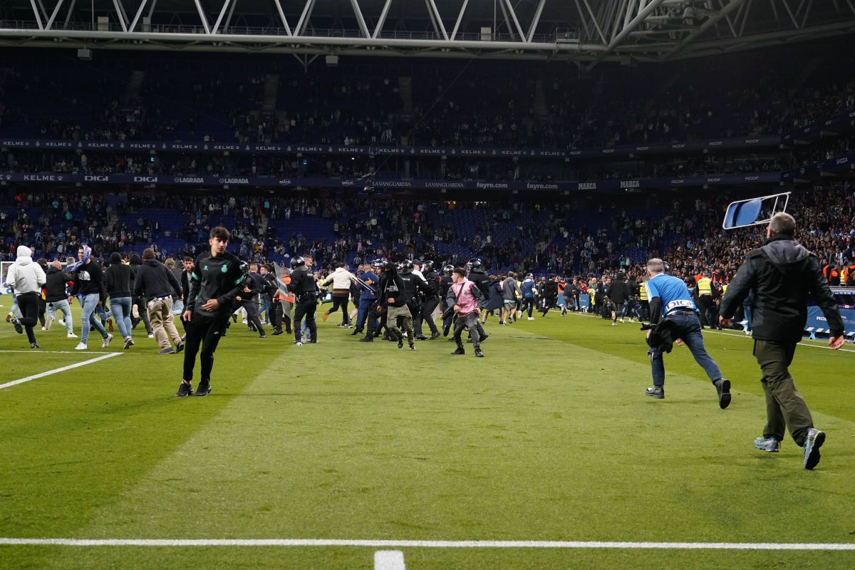 Ultrașii lui Espanyol i-au atacat pe jucătorii Barcelonei