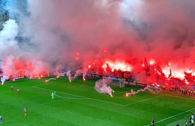 Peluza Sud a declanșat HAOSUL pe Arena Națională! „Bombardament” cu torțe spre fanii lui Dinamo: „O bucurie mare pentru oameni mici”