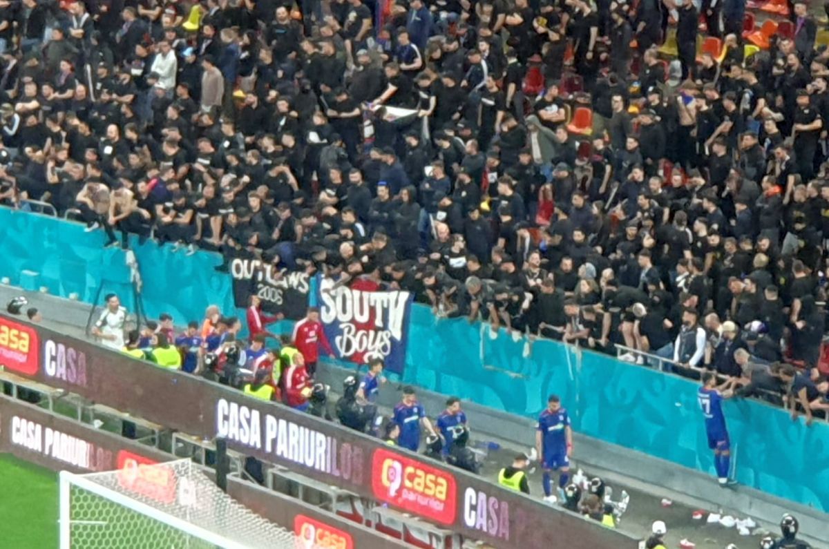 Jucătorii Stelei, băgați în „ședință” de suporteri după umilința cu Dinamo!