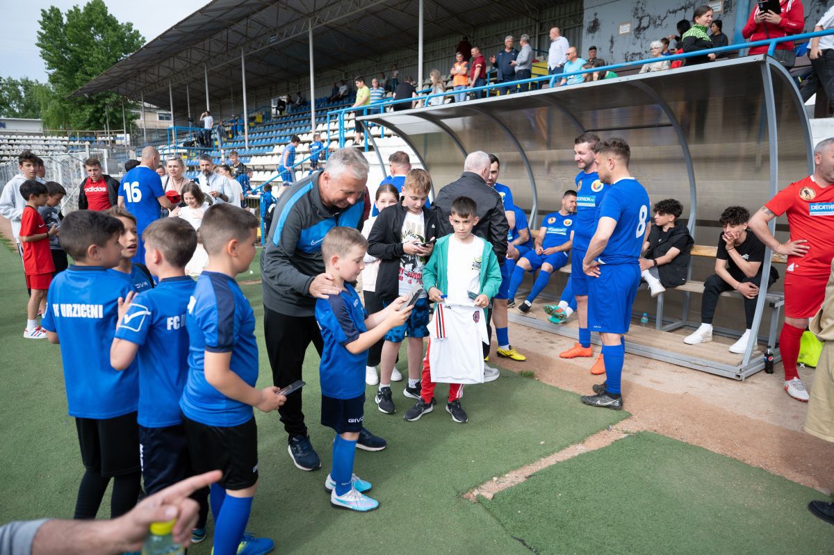 Șase goluri în meciul demonstrativ old-school de la Urziceni: Dan Petrescu, show cu foștii campioni ai Unirii și alte nume mari din fotbalul românesc