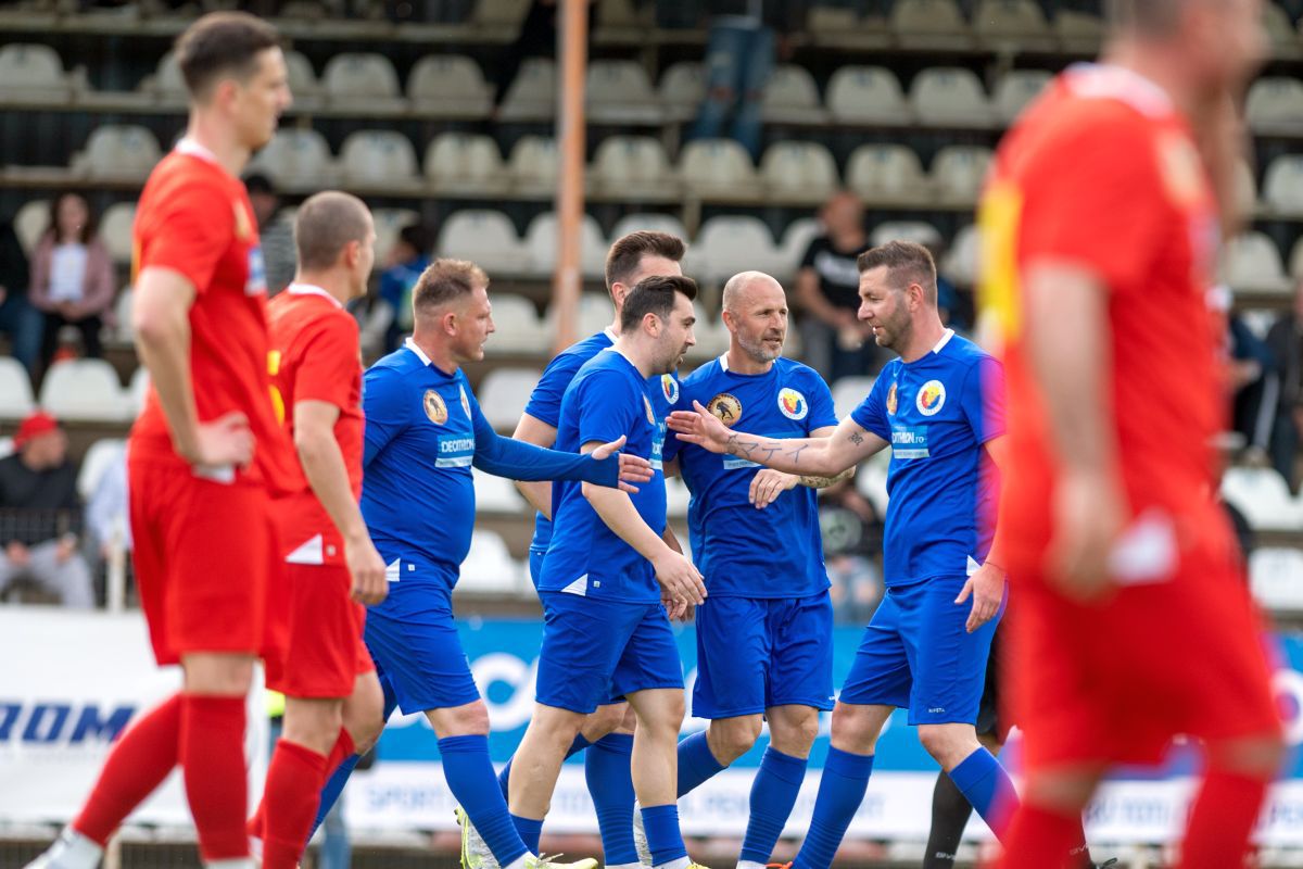 Șase goluri în meciul demonstrativ old-school de la Urziceni: Dan Petrescu, show cu foștii campioni ai Unirii și alte nume mari din fotbalul românesc