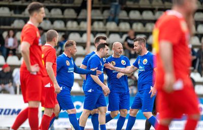 Șase goluri în meciul demonstrativ old-school de la Urziceni: Dan Petrescu, show cu foștii campioni ai Unirii și alte nume mari din fotbalul românesc