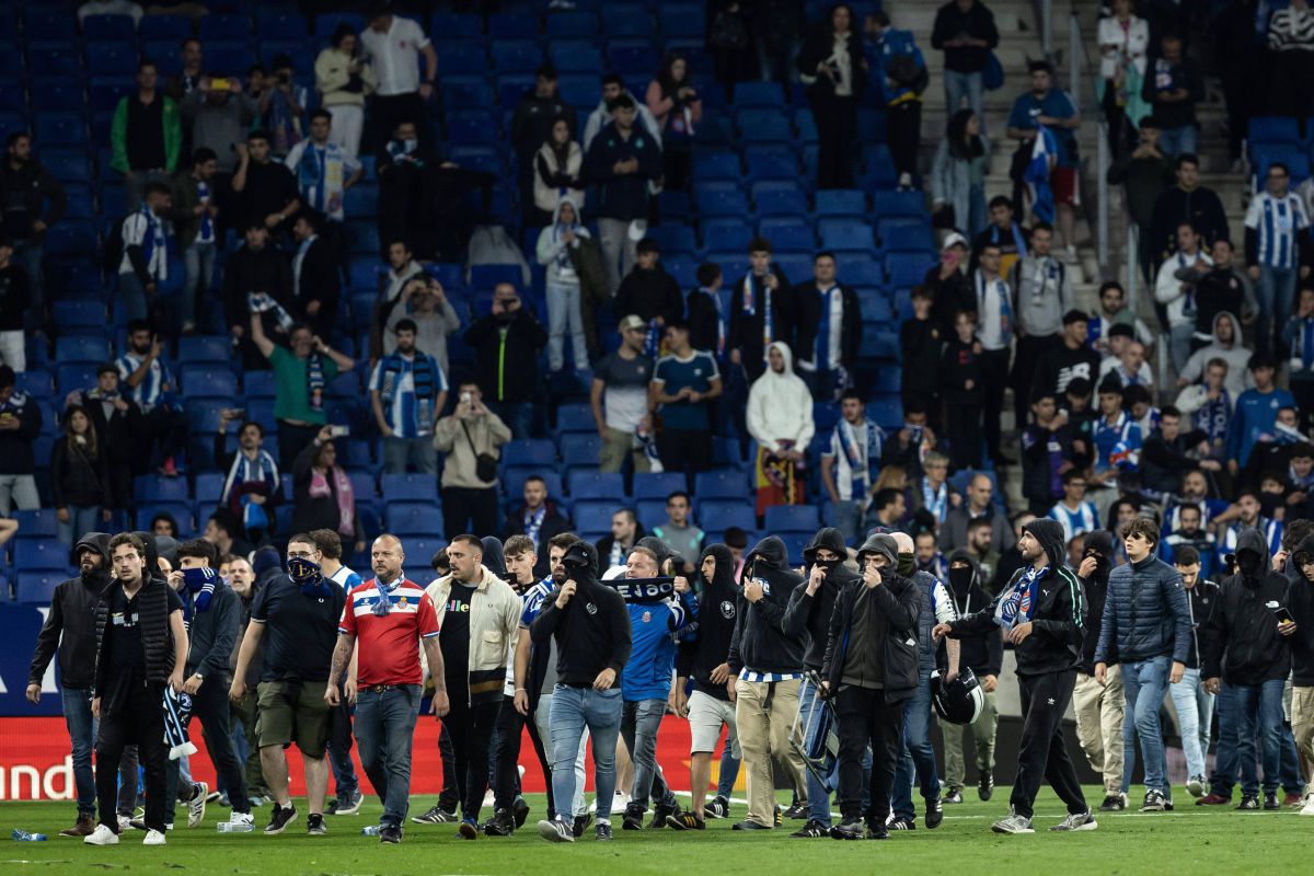 Scene incredibile în Catalunia, după ce Barcelona a devenit campioană » Ultrașii lui Espanyol au intrat pe teren și s-au dus glonț spre jucătorii trupei de pe Camp Nou