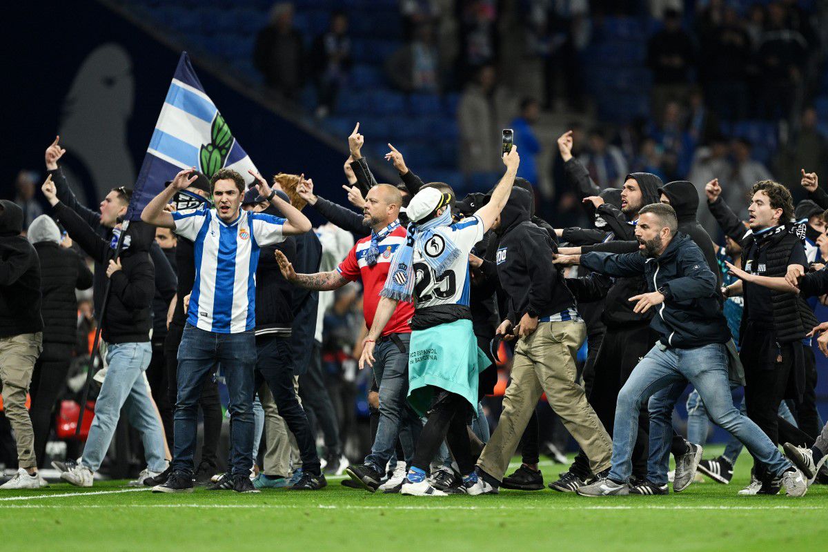 Scene incredibile în Catalunia, după ce Barcelona a devenit campioană » Ultrașii lui Espanyol au intrat pe teren și s-au dus glonț spre jucătorii trupei de pe Camp Nou