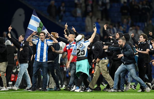 Scene incredibile în Catalunia, după ce Barcelona a devenit campioană » Ultrașii lui Espanyol au intrat pe teren și s-au dus glonț spre jucătorii trupei de pe Camp Nou