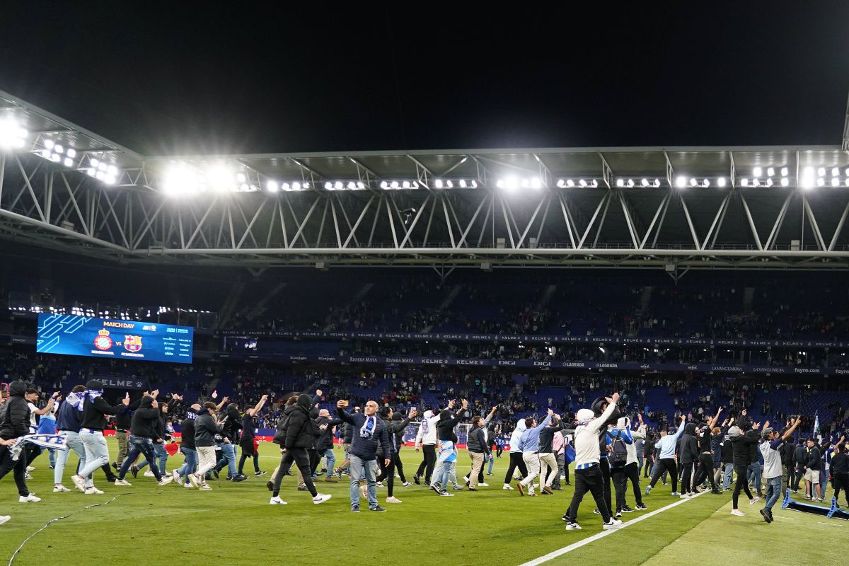 Scene incredibile în Catalunia, după ce Barcelona a devenit campioană » Ultrașii lui Espanyol au intrat pe teren și s-au dus glonț spre jucătorii trupei de pe Camp Nou