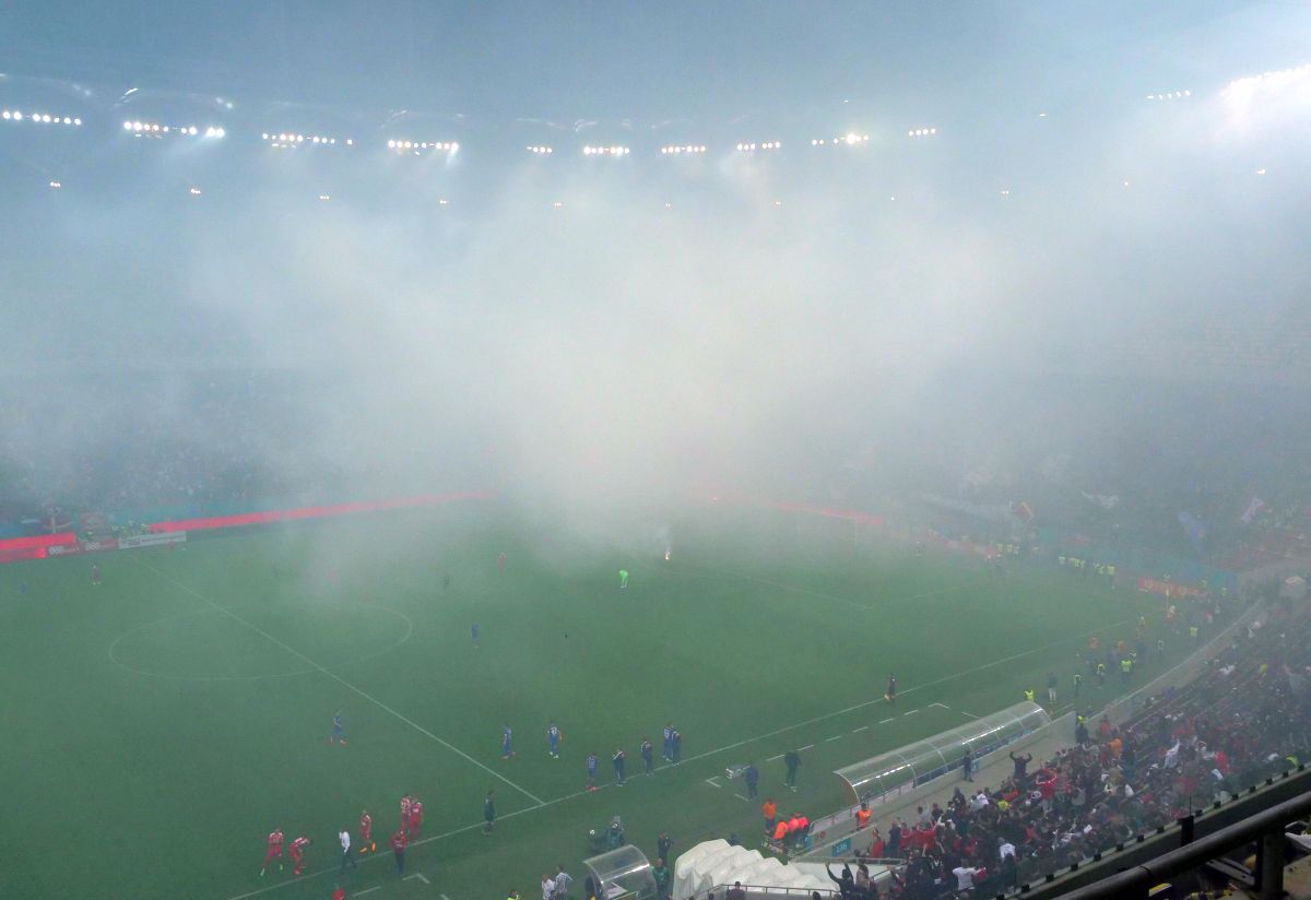 Peluza Sud a declanșat HAOSUL pe Arena Națională! „Bombardament” cu torțe spre fanii lui Dinamo: „O bucurie mare pentru oameni mici”