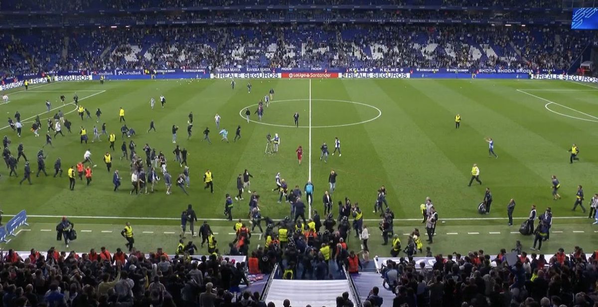 Scene incredibile în Catalunia, după ce Barcelona a devenit campioană » Ultrașii lui Espanyol au intrat pe teren și s-au dus glonț spre jucătorii trupei de pe Camp Nou