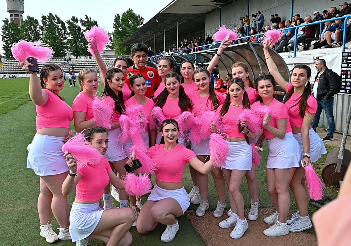 Șase goluri în meciul demonstrativ old-school de la Urziceni: Dan Petrescu, show cu foștii campioni ai Unirii și alte nume mari din fotbalul românesc