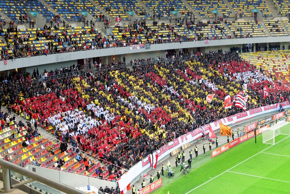 Dinamo și CSA Steaua s-au războit iar în peluze: scenografiile afișate de „câini” și steliști
