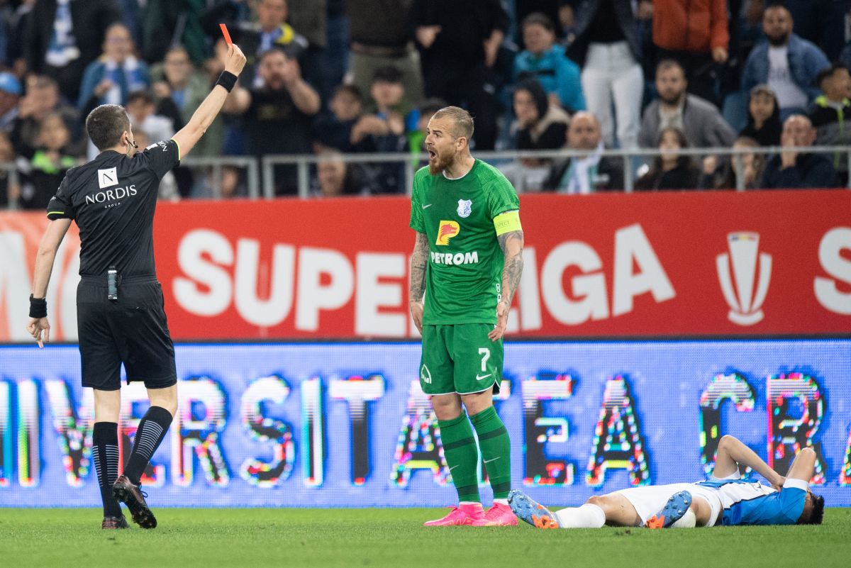 Denis Alibec a primit amenințări după ce a fost eliminat la Craiova: „Nu se iartă pentru ce a făcut! Au fost «n» mesaje că ar fi dat meciul pentru FCSB”