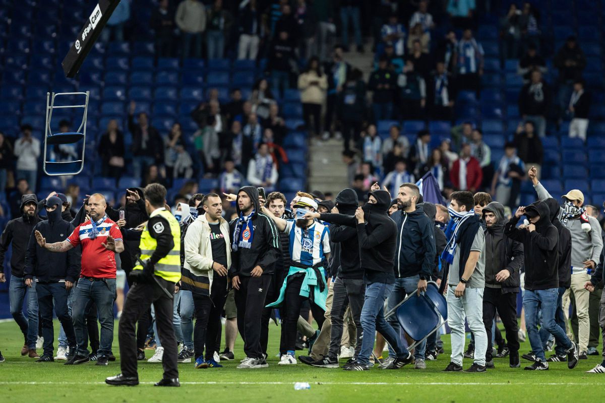 Scene incredibile în Catalunia, după ce Barcelona a devenit campioană » Ultrașii lui Espanyol au intrat pe teren și s-au dus glonț spre jucătorii trupei de pe Camp Nou