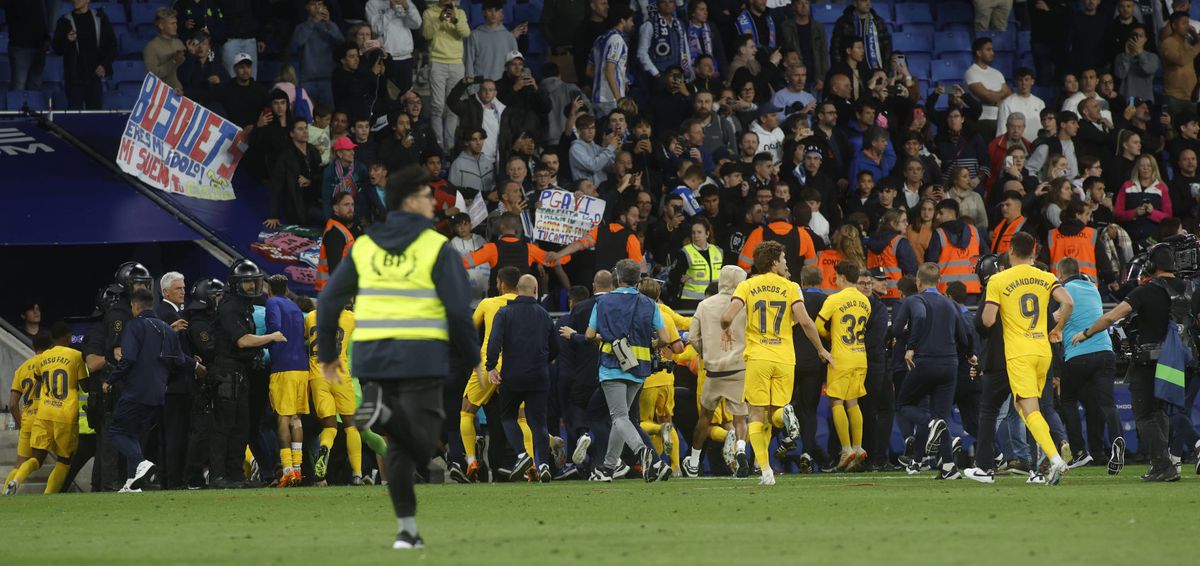 Ultrașii lui Espanyol i-au atacat pe jucătorii Barcelonei