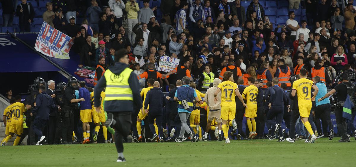 Scene incredibile în Catalunia, după ce Barcelona a devenit campioană » Ultrașii lui Espanyol au intrat pe teren și s-au dus glonț spre jucătorii trupei de pe Camp Nou