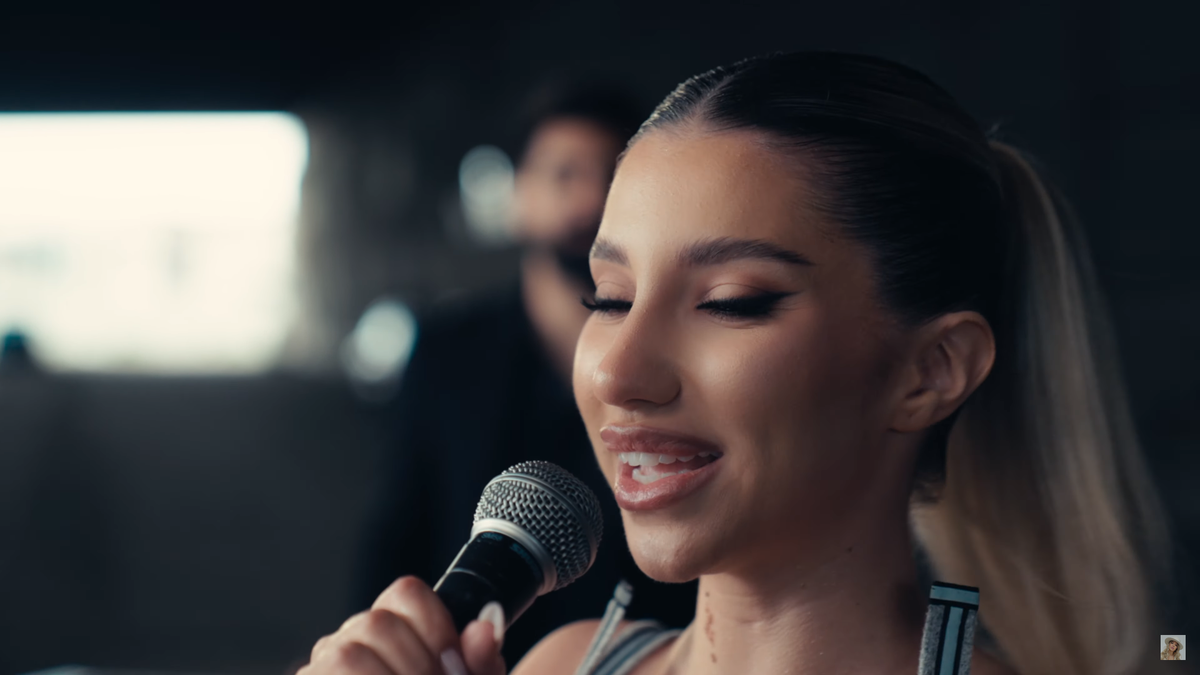 Aza Gabriela, iubita lui Horațiu Moldovan, a lansat cover-ul piesei „Made in Romania”