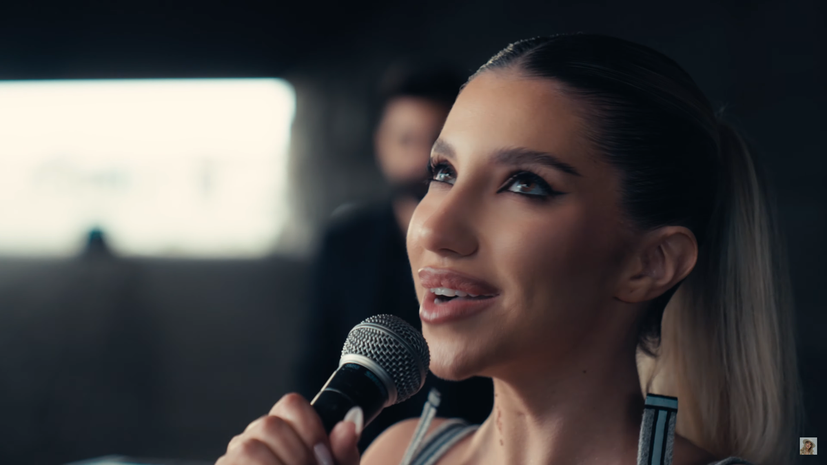 Aza Gabriela, iubita lui Horațiu Moldovan, a lansat cover-ul piesei „Made in Romania”