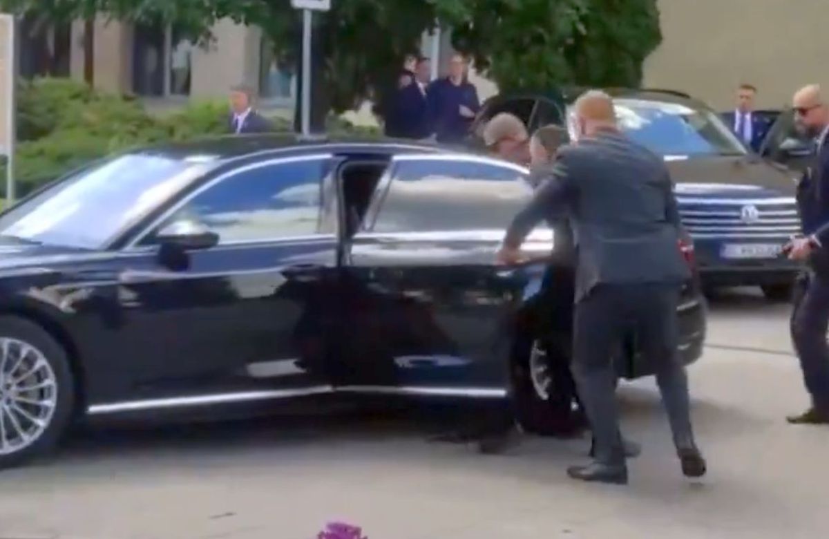 Robert Fico, premierul Slovaciei, adversara României la EURO 2024, a fost împușcat! „Viața sa este în pericol”