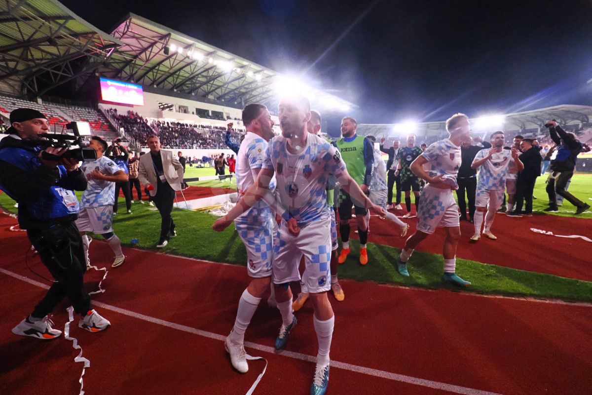 Corvinul e în CORZI: dacă va juca în Europa, ar PIERDE dreptul de promovare în Superligă! » Cere dispensă din partea FRF: „Ar fi o aberație, să ne amâne!”