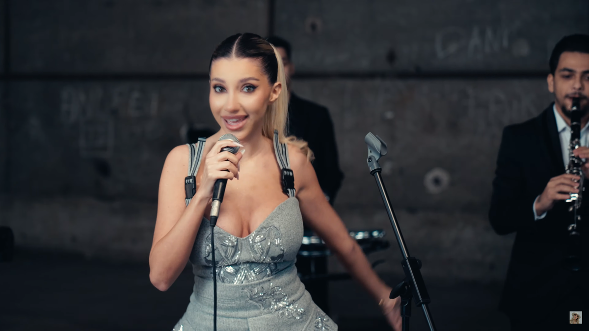 Aza Gabriela, iubita lui Horațiu Moldovan, a lansat cover-ul piesei „Made in Romania”