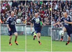 Zidane încântă și la 51 de ani » A „dansat” pe teren fără ca mingea să atingă pământul, în uralele unui stadion întreg