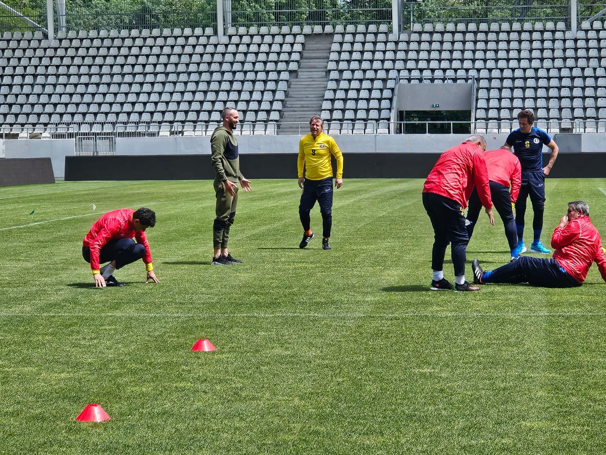 „Hai, ciorbare, la alergare!” » „Lansate” în viteza întâi la antrenamentul de azi al Generației de Aur. Lăcătuș a avut probleme, dar nu s-a lăsat