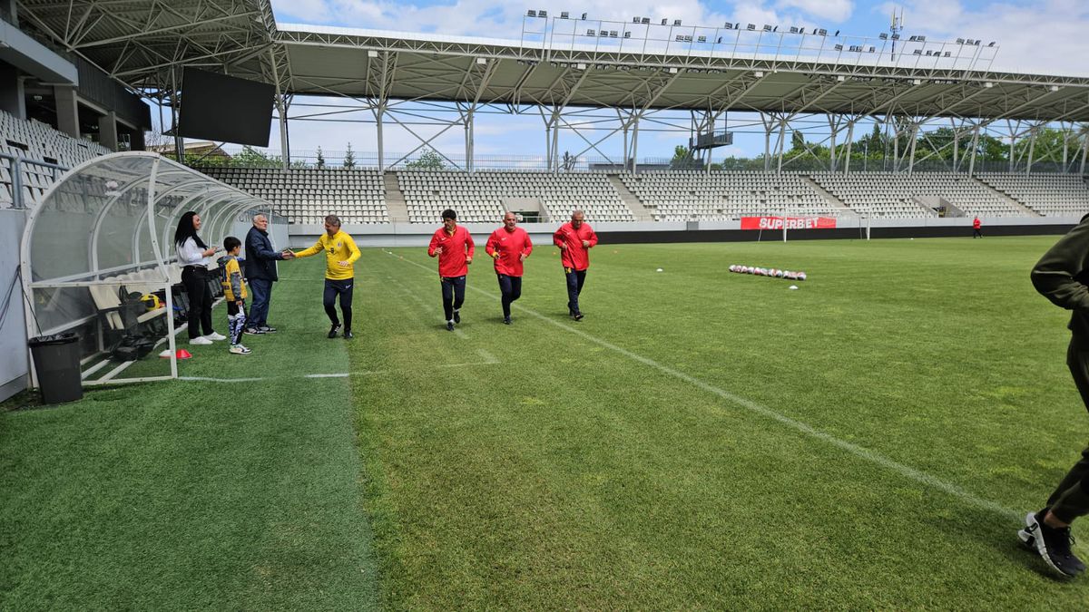 „Hai, ciorbare, la alergare!” » „Lansate” în viteza întâi la antrenamentul de azi al Generației de Aur. Lăcătuș a avut probleme, dar nu s-a lăsat