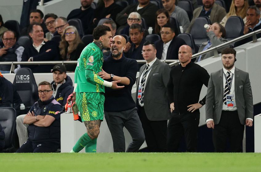 Pep Gurdiola încearcă să-l calmeze pe Ederson / Foto: GettyImages