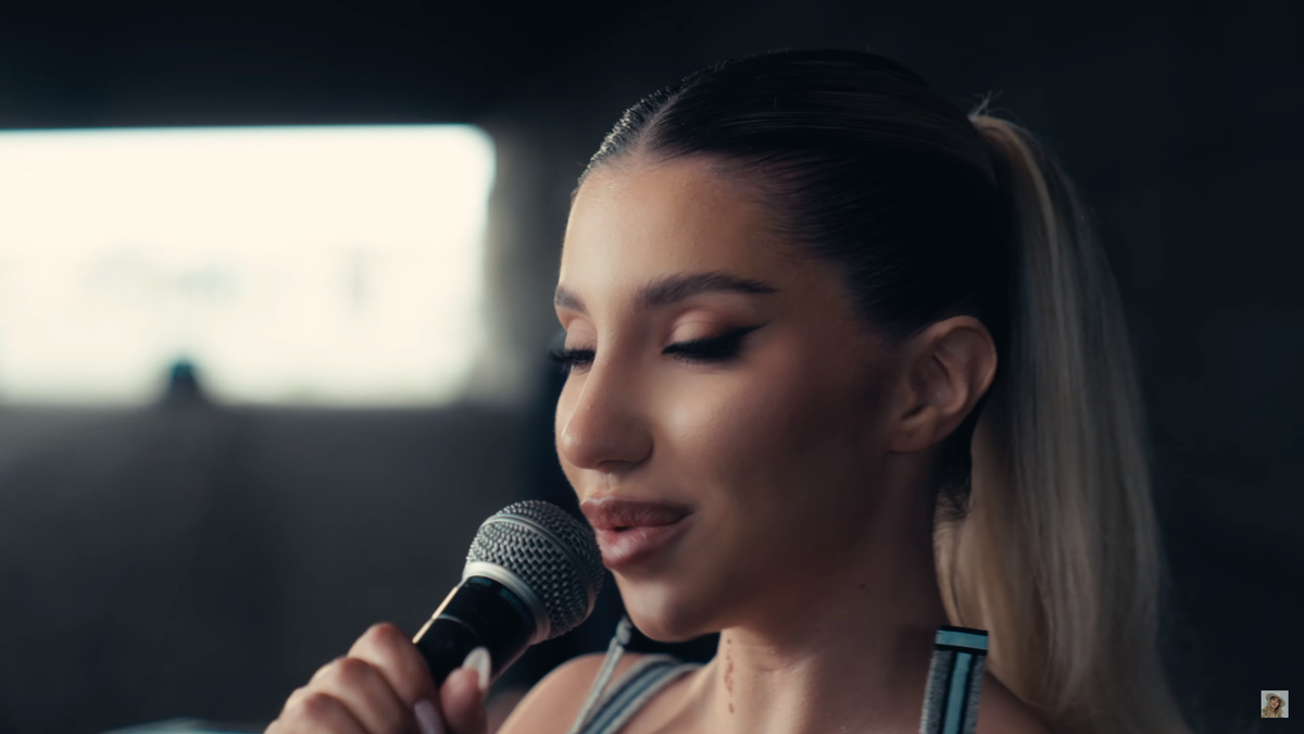 Aza Gabriela, iubita lui Horațiu Moldovan, a lansat cover-ul piesei „Made in Romania”