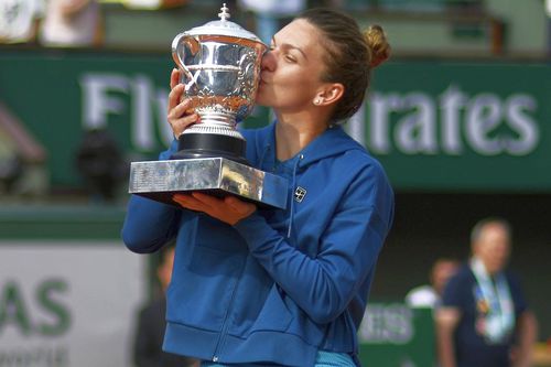 Simona Halep și trofeul de la Roland Garros 2018 // FOTO: Raed Krishan (GSP)