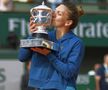 Simona Halep și trofeul de la Roland Garros 2018 // FOTO: Raed Krishan (GSP)