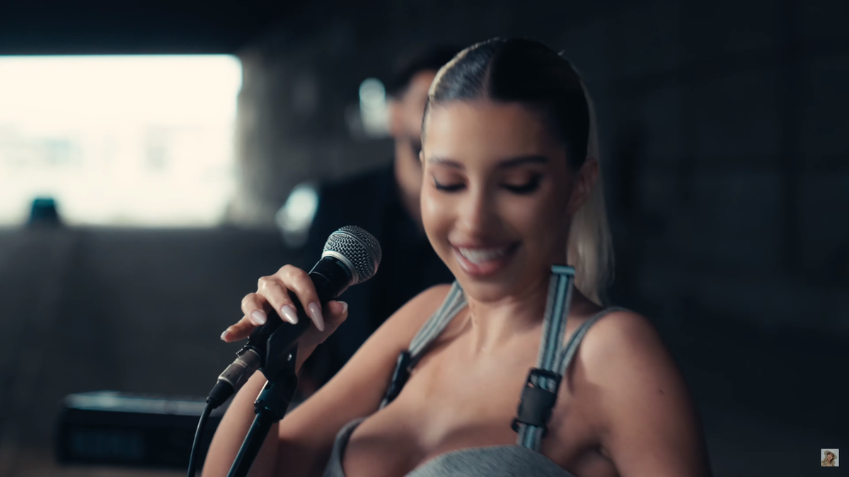 Aza Gabriela, iubita lui Horațiu Moldovan, a lansat cover-ul piesei „Made in Romania”