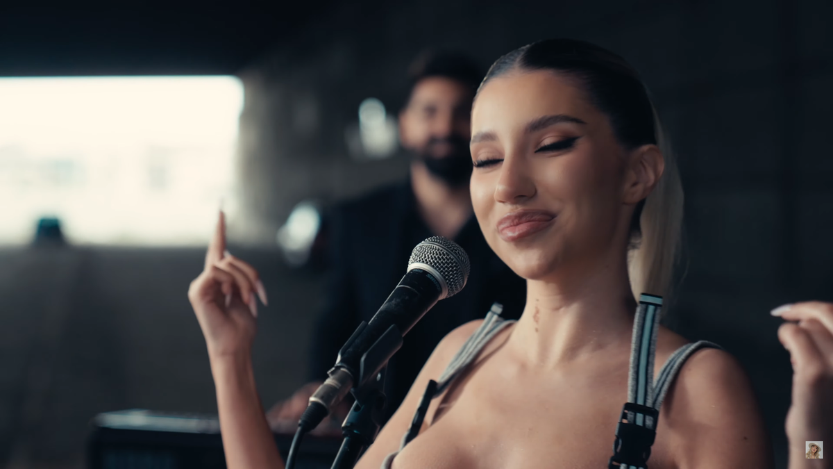 Aza Gabriela, iubita lui Horațiu Moldovan, a lansat cover-ul piesei „Made in Romania”