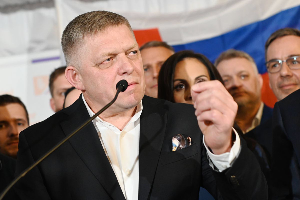 Robert Fico, premierul Slovaciei, adversara României la EURO 2024, a fost împușcat! „Viața sa este în pericol”